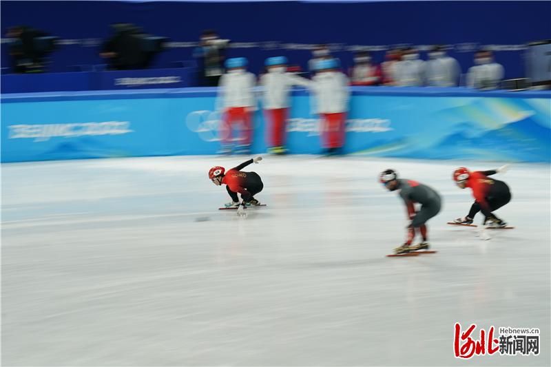 孙龙|组图｜短道速滑男子1500米接力A组决赛在首都体育馆举行，孙龙在比赛中不慎摔倒