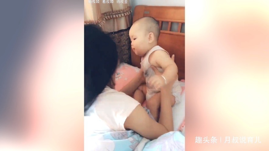 姐弟|萌娃睡醒了就去找姐姐,却被老姐冷落了, 网友弟弟好可爱