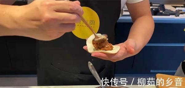黄磊教做肉包子视频火了，网友点赞感叹这肉包子做得太有特色了！