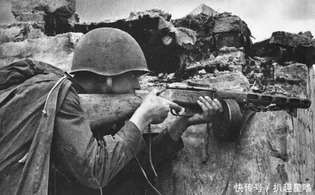 堵住|苏军小战士用胸膛堵住德军机枪孔!拯救整支部队:英雄不容诋毁