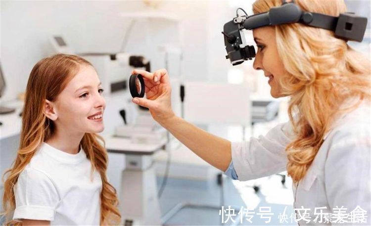 眼镜|从小“近视”和不近视的孩子,长大后颜值有啥区别?过来人:差距