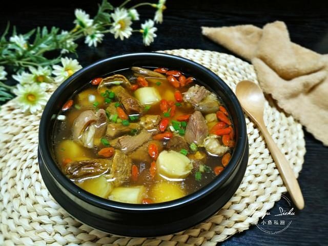 炖羊肉汤时，别直接下锅，牢记这3步，汤浓肉鲜香，还没膻味