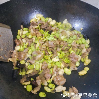 暖冬这道腊肠闷蚕豆饭，暖胃暖身又暖心