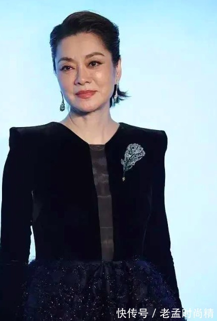 气质|毛阿敏越老气场越强，穿垫肩礼服飒气全开，一看就是不好惹的奶奶