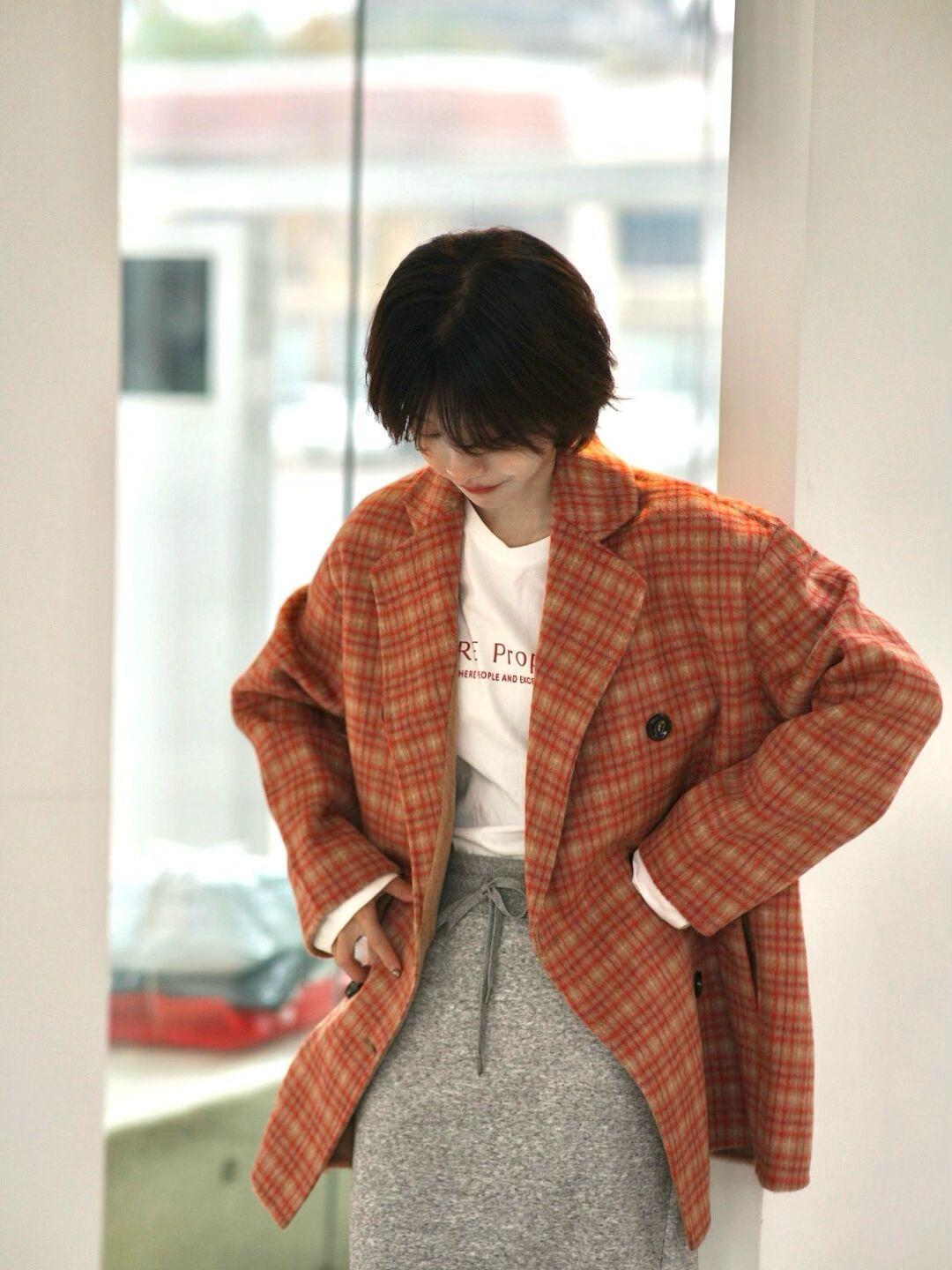 穿搭|冬天想要穿出甜美可爱风,少不了一件米白色毛衣的搭配,搭配卡其色半身裙,更加温柔!