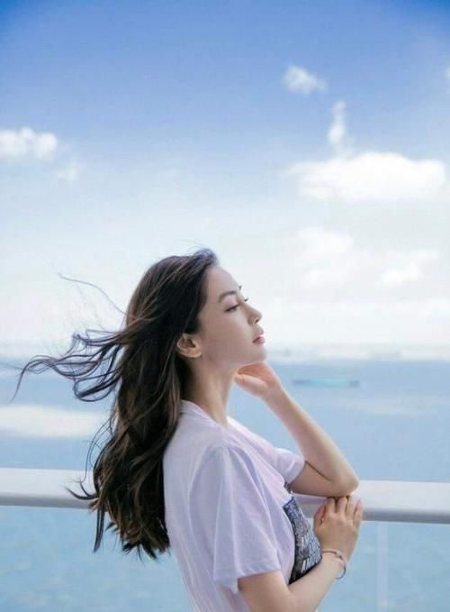 丸子头已经不流行了，今年这5种“发型”是真火，简单大方显脸小