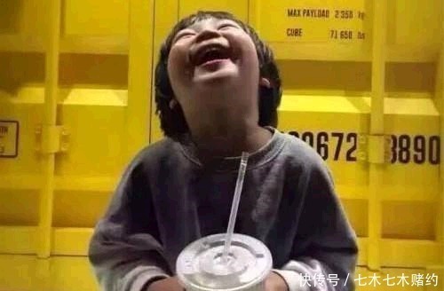 女孩|“孩子小,喝你一口奶茶咋了”宝妈无理护短,女孩我有肺结核