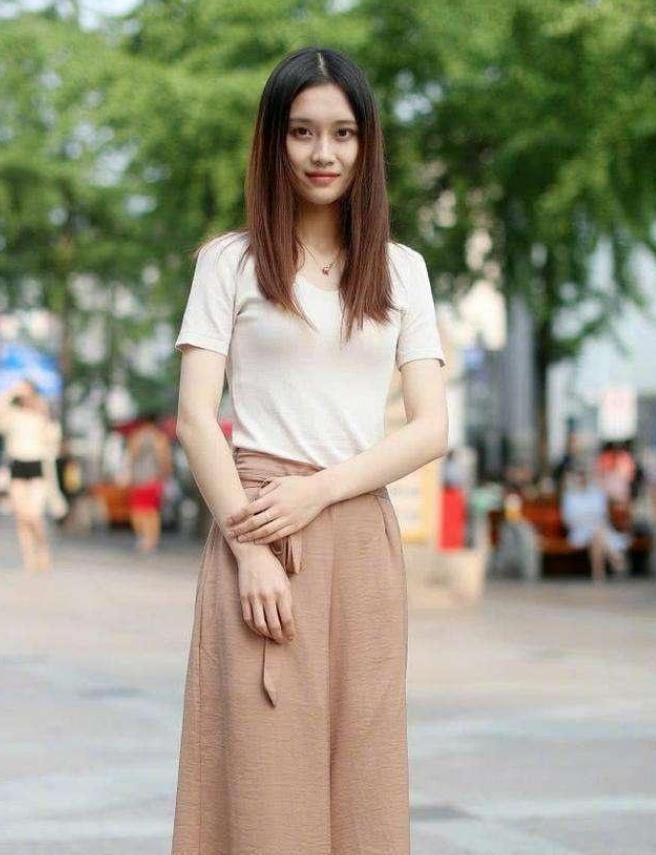 时尚 小美女白色T恤搭配上半身裙,既时尚又活泼,很显靓丽