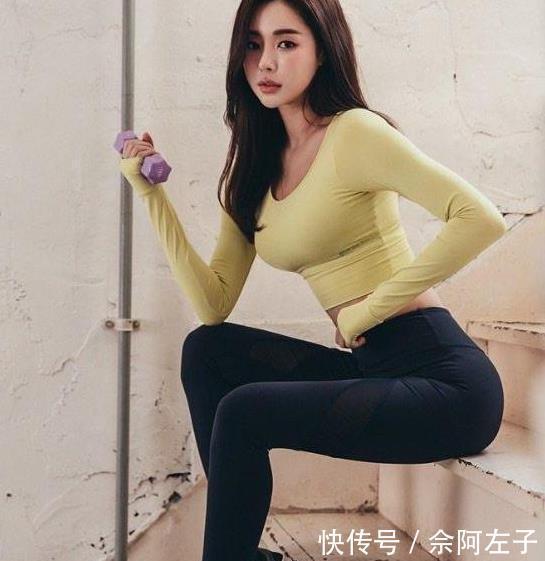 衬托出|街拍优雅迷人的紧身打底裤美女,衬托出女性优美的曲线