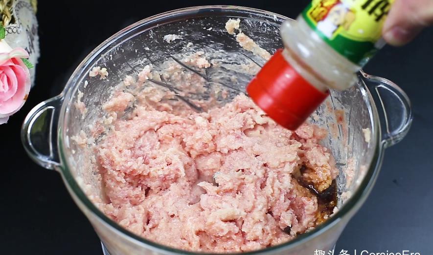 炸猪肉丸子时,谨记“2不放、加3样”丸子外焦里嫩,放凉也不硬