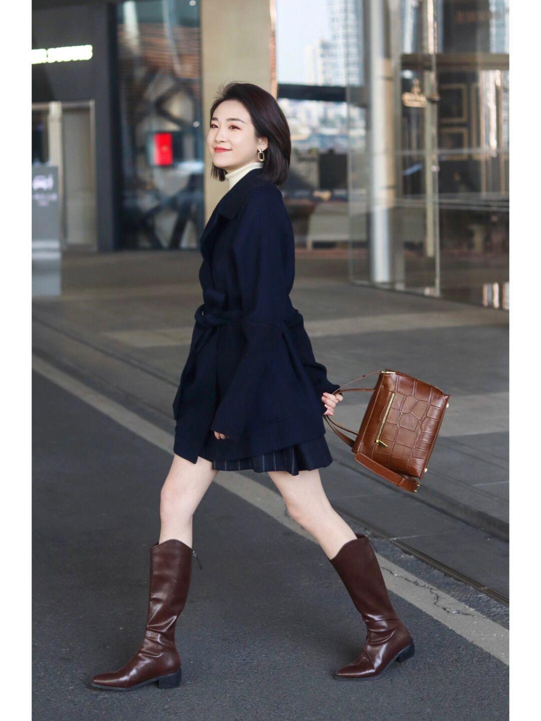 大衣 这个冬天一定要做好保暖工作,棕色羽绒服+直筒牛仔裤,休闲又百搭!