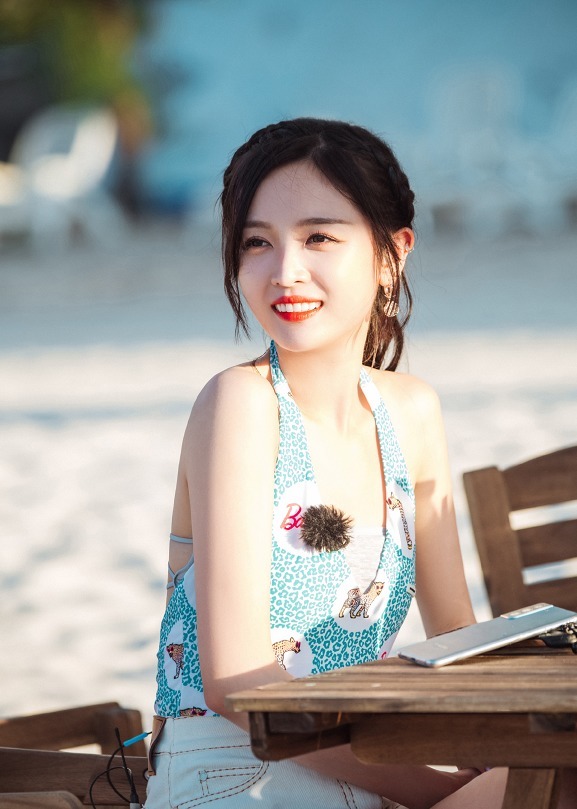 吴宣仪|吴宣仪沙滩边录制某节目，蓝色挂脖背心配热裤，是夏天该有的样子