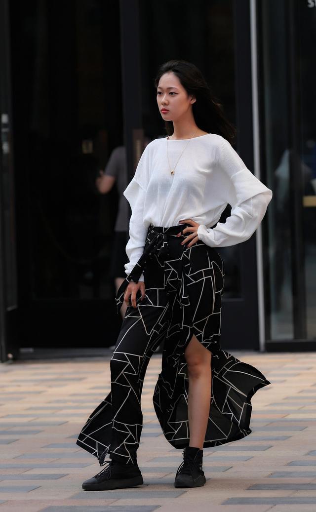 街拍:身穿白色上衣配短裙美少女,肌肤如玉,