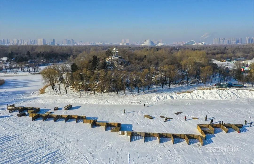 探秘|太阳岛雪博会：还没开雕，堆雪已经很壮观丨手机记者带你探秘