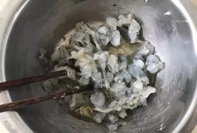 调韭菜馅就怕包着包着韭菜出水,教你一个小妙招,放多久都不没事