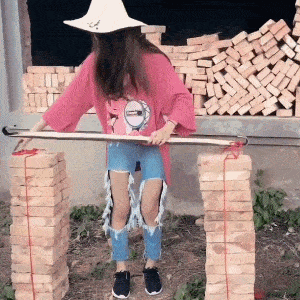 |搞笑GIF趣图看你这身衣服也就知道你不是干粗活的人啊?