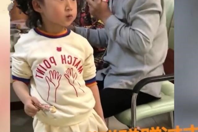 老二小|弟弟趁着姐姐看电视,站在姐姐旁偷吃鸡腿,姐姐一低头被萌到了