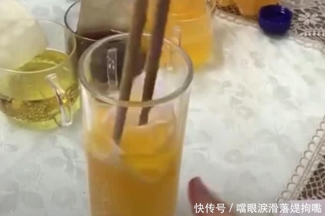 扎心|小哥买了瓶橙汁饮料,用卫生纸反复过滤以后,网友的评论扎心了