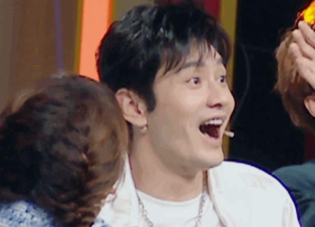 宋亚轩被惩罚淋水后，王牌家族无一人关心，只有黄晓明为其拿毛巾