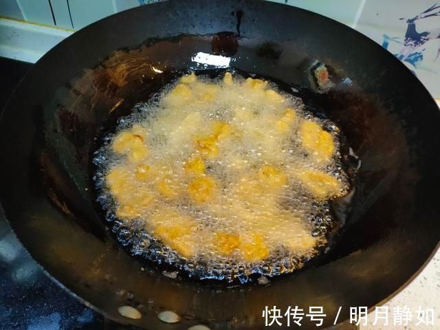 做炸酥肉，有“三样调料”不能少，酥肉金黄酥脆，咬一口满嘴香