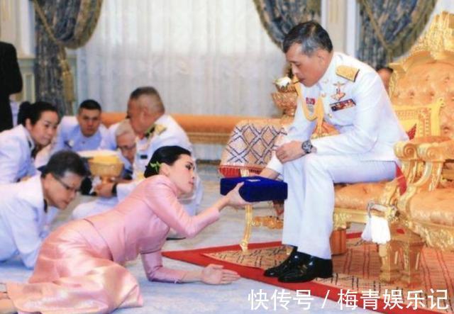 玛哈#同是签文件:苏提达跪地签,诗妮娜躲角落签,泰王却为西拉米铺纸