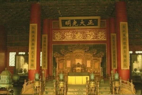 龙椅|溥仪晚年与妻子重游故宫,再次看到龙椅时道出1句话,饱含心酸苦楚!