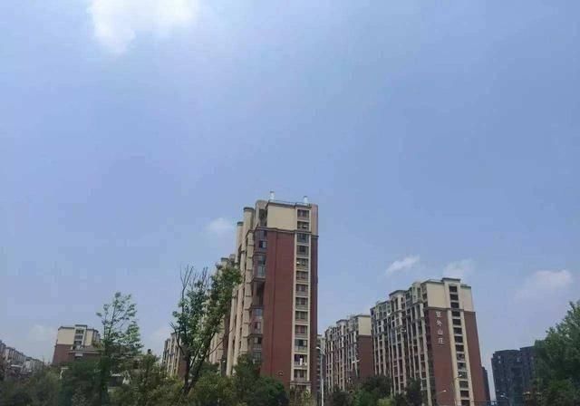 讲讲价|二手房真的不好卖吗便宜了20万别急着高兴,买家讲讲价降30万