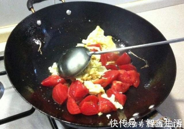 大厨|西红柿炒蛋时，直接炒是错的30年大厨教你这样做，实在太好吃了