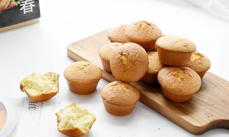 四个鸡蛋一碗面粉,做出妈妈爱吃的蜂蜜蛋糕,的确是小时候的味道