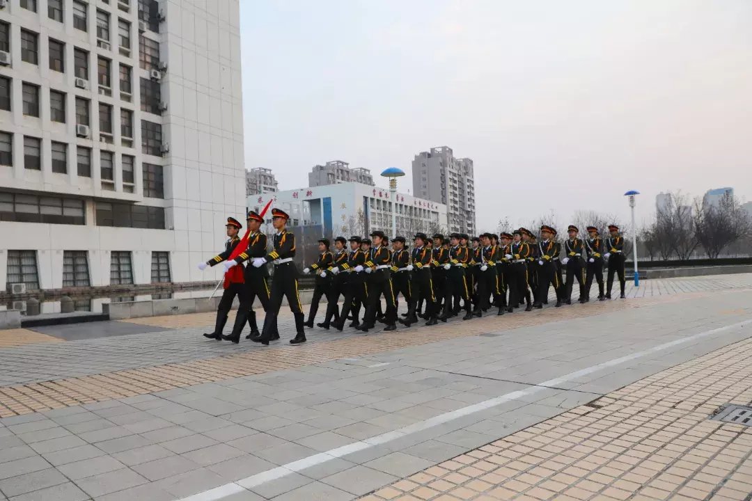 新闻记者|鲁北技师学院举行“宪法在心中 安全伴我行”主题升旗仪式