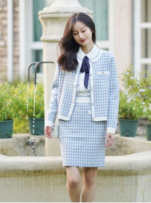 冬季|冬季放弃小黑裙吧,今年时兴这款“格纹裙”,时髦又显女人味!