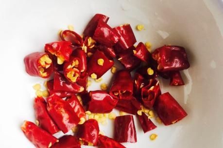 红辣椒|生菜一下锅焯水就发黑？大厨教我1招，生菜翠绿不发黑，更入味