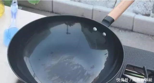 这样清洗铁锅会更好!
