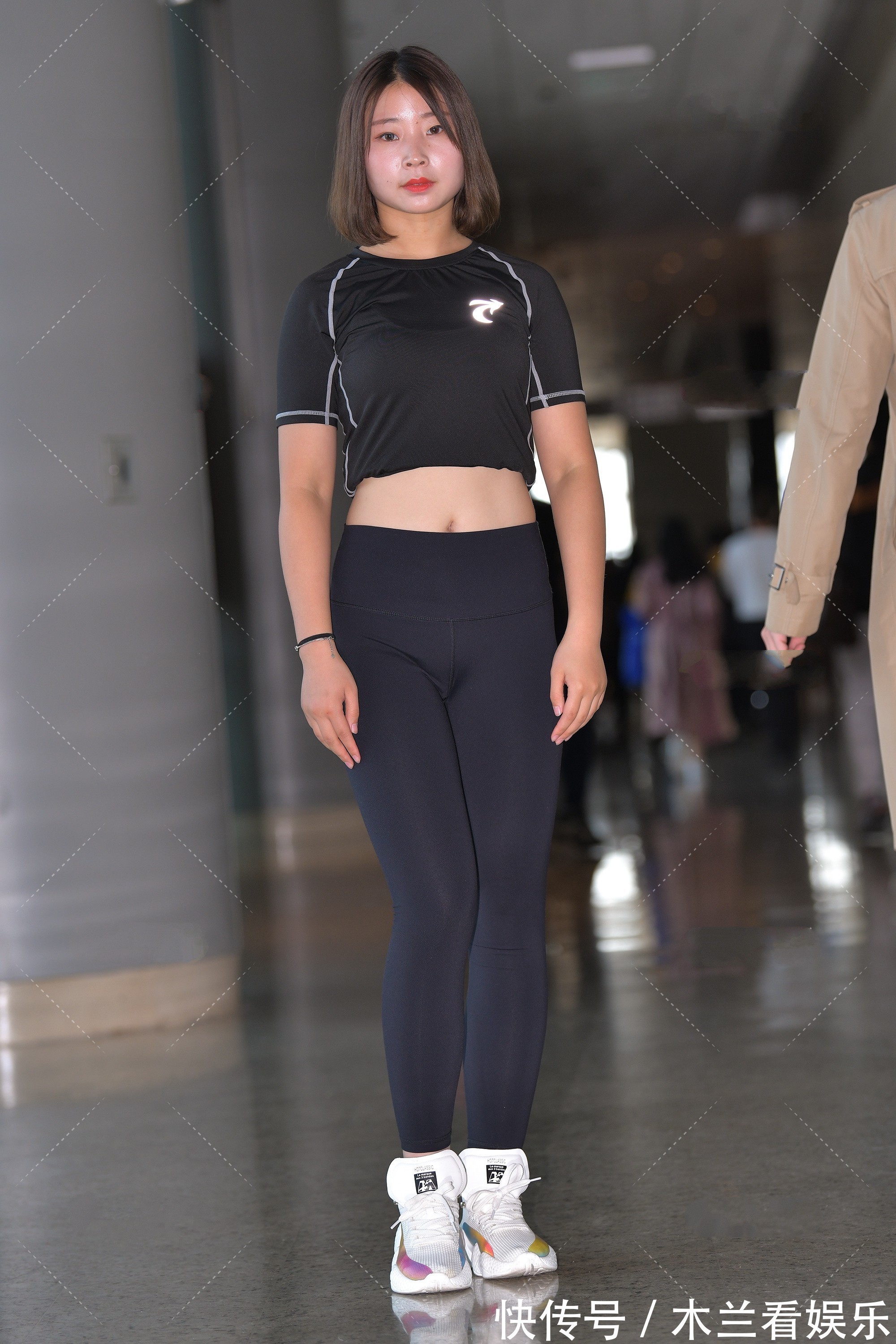 健美裤 运动短袖搭配黑色健美裤,青春有活力,减龄又时尚