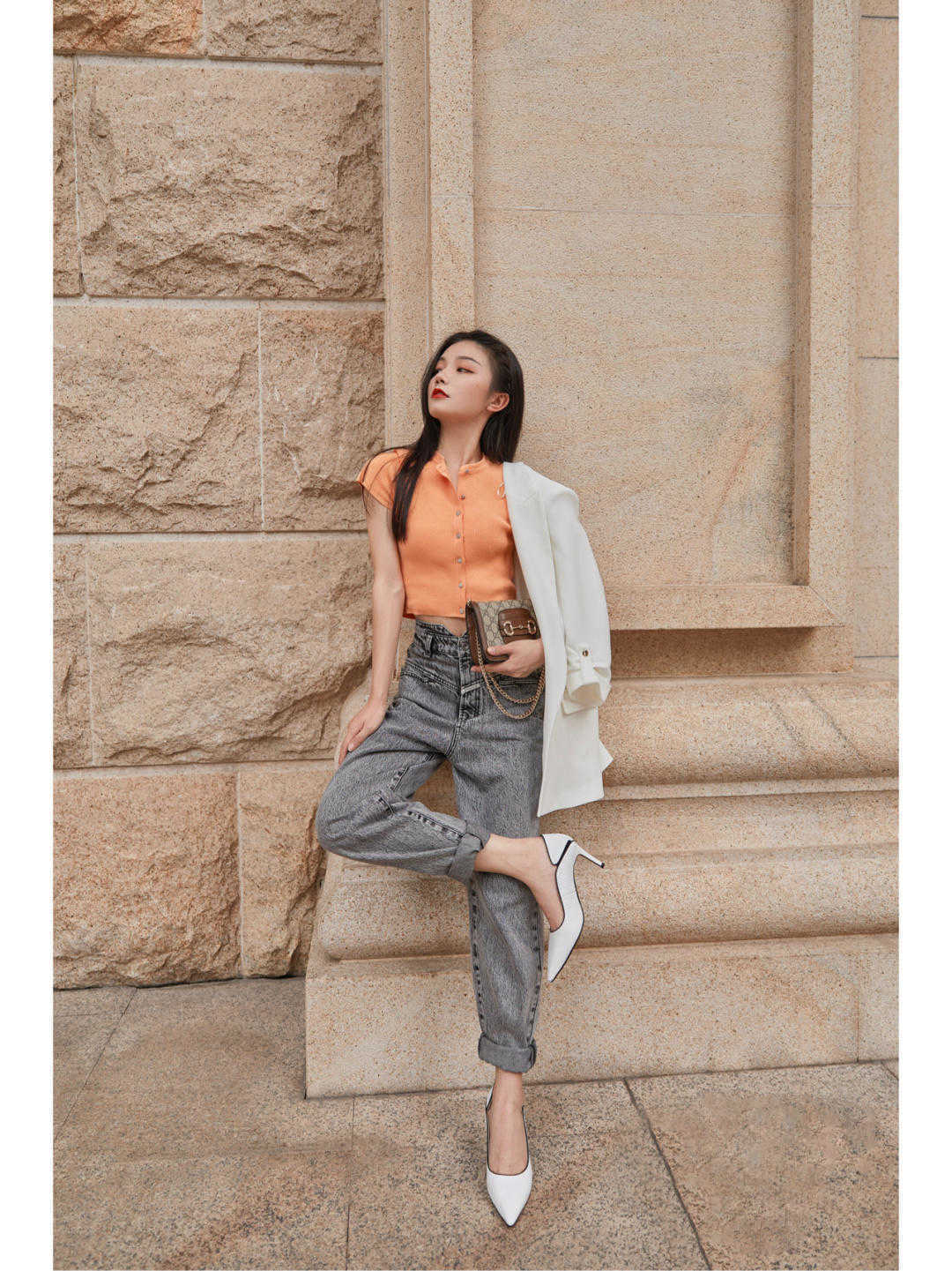 帆布鞋|小个子女生入秋就这么穿,蓝色衬衫搭高腰裤又飒又美,显高又显瘦