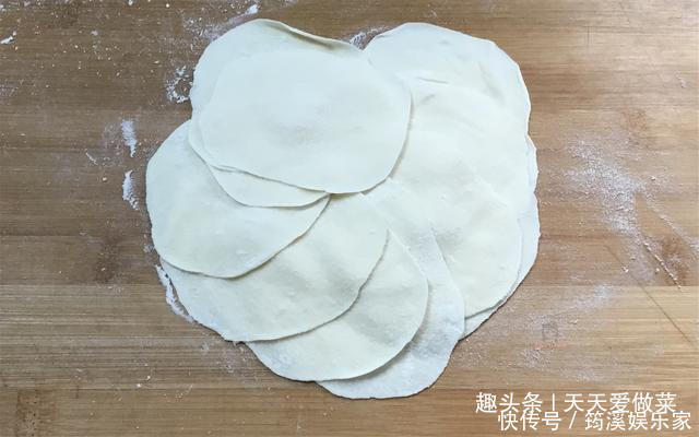 韭菜烙盒子,这么做饼皮不干不硬特柔软,鲜香又入味,真解馋