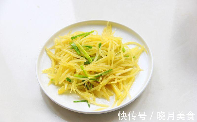 看我家冬天周末午餐，干豆角红烧肉配土豆丝，好吃不油腻又好做