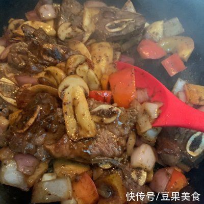 姬松茸|好吃到哭的黑椒牛仔骨乌冬面