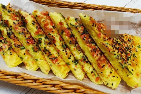 玉米面独特做法,开水一烫,手不沾面,加2个鸡蛋,营养又健康