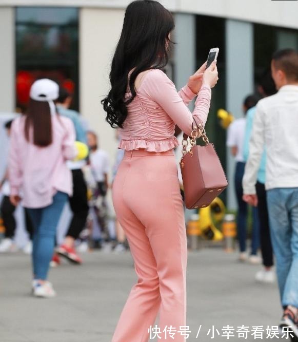 打底裤|胖胖的女孩,身穿长袖T-恤搭配黑色皮裙,也可以时尚有魅力