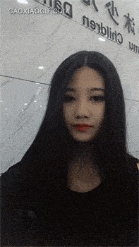 |搞笑GIF:妹子厉害了,重心这么不稳 都能把双节棍玩的这么666呢?