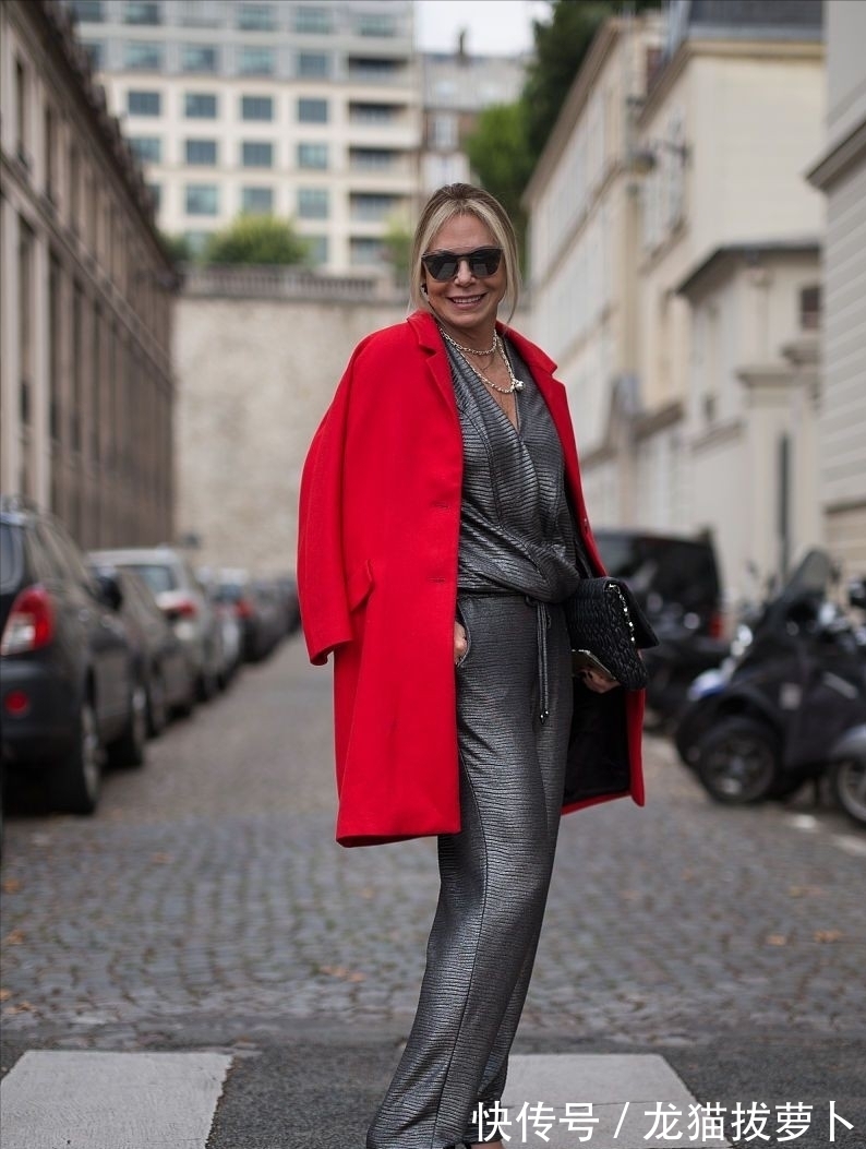 丝绒 “长大衣+阔腿裤”太高级了,不试试不知道身材这么好,太适合40+