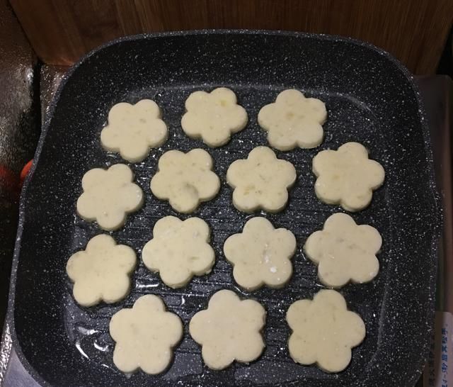 喜欢|自制花式土豆饼,加点玉米淀粉,搅一搅,煎一煎,孩子可喜欢了