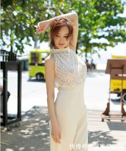 彩妆 高领围脖雪纺衫搭配白色阔腿裤，清新自然，尽显女神气质