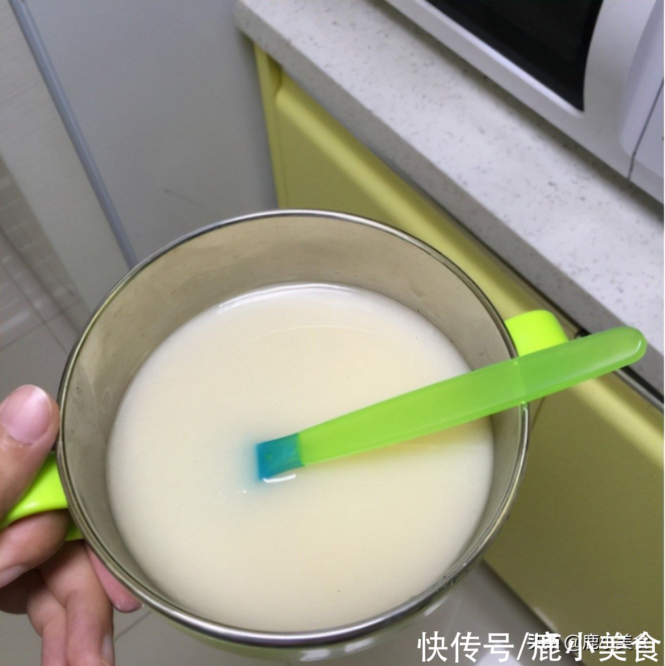 母乳|宝宝第一口辅食吃蛋黄还是“米粉”？新手妈妈要知道，一分钟了解