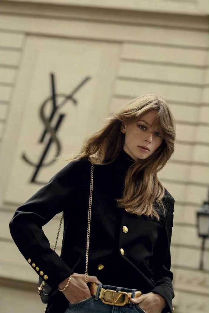 街拍 时髦的巴黎女郎,70年代的慵懒复古风格,随性穿搭散发浪漫情调