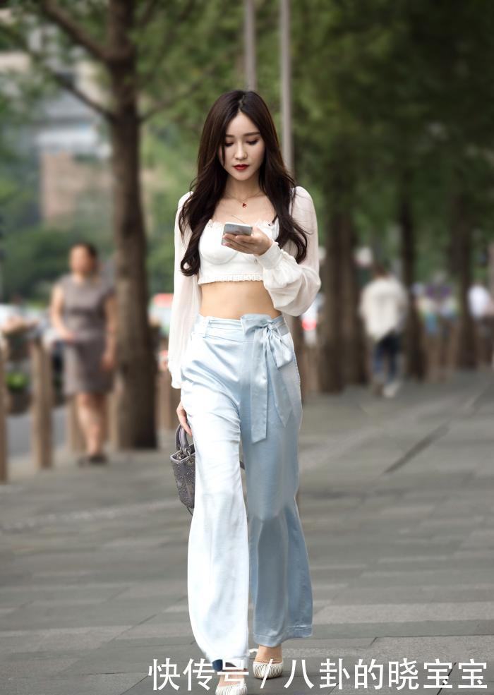 选择了一|浅蓝色冰丝阔腿裤,腰间的蝴蝶结设计,别致出彩