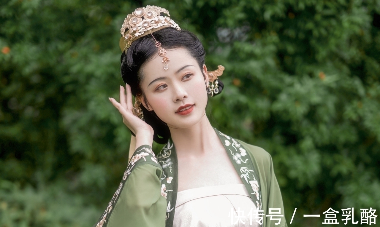 梦酣@五言格律与七言格律:化露凝烟君不见,雍容无愧向瑶坛