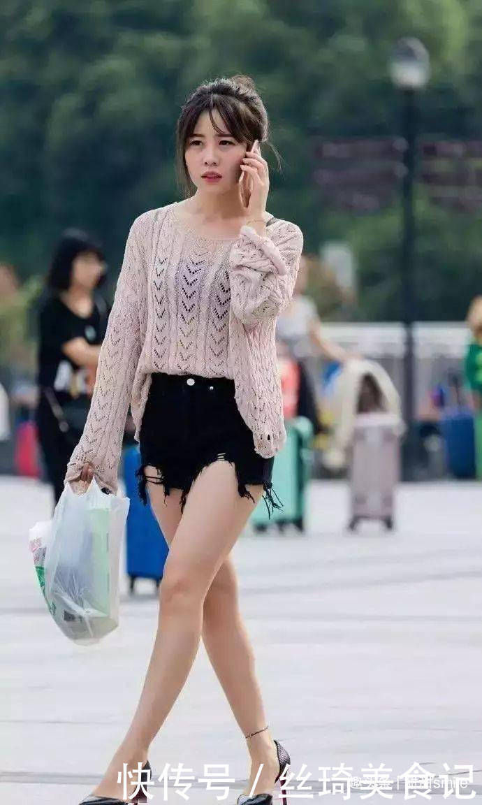 小姐姐 美女脚上一双高跟鞋的加持,超级的显瘦,将她的身高瞬间的拉长