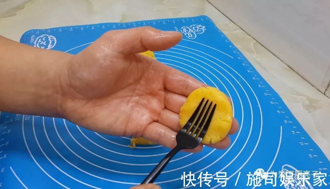 2勺面粉,1个鸡蛋,筷子搅一搅,做法比油条简单,比麻花都好吃